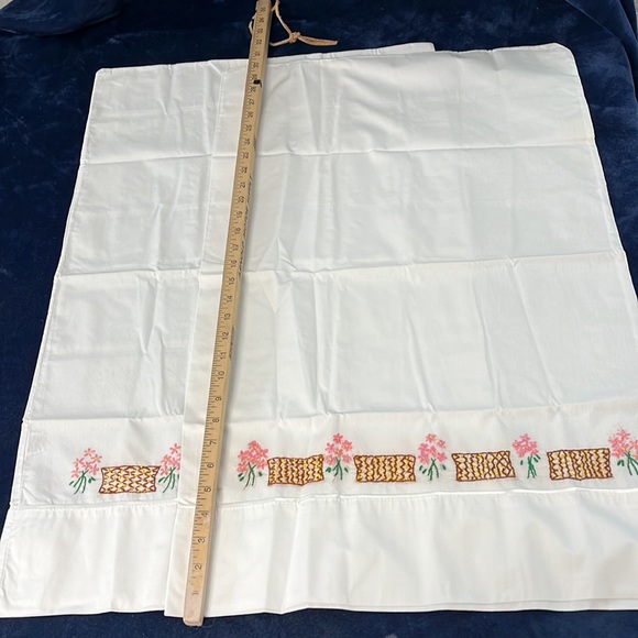VTG Embroidered Pillowcase Set - Picture 4 of 4
